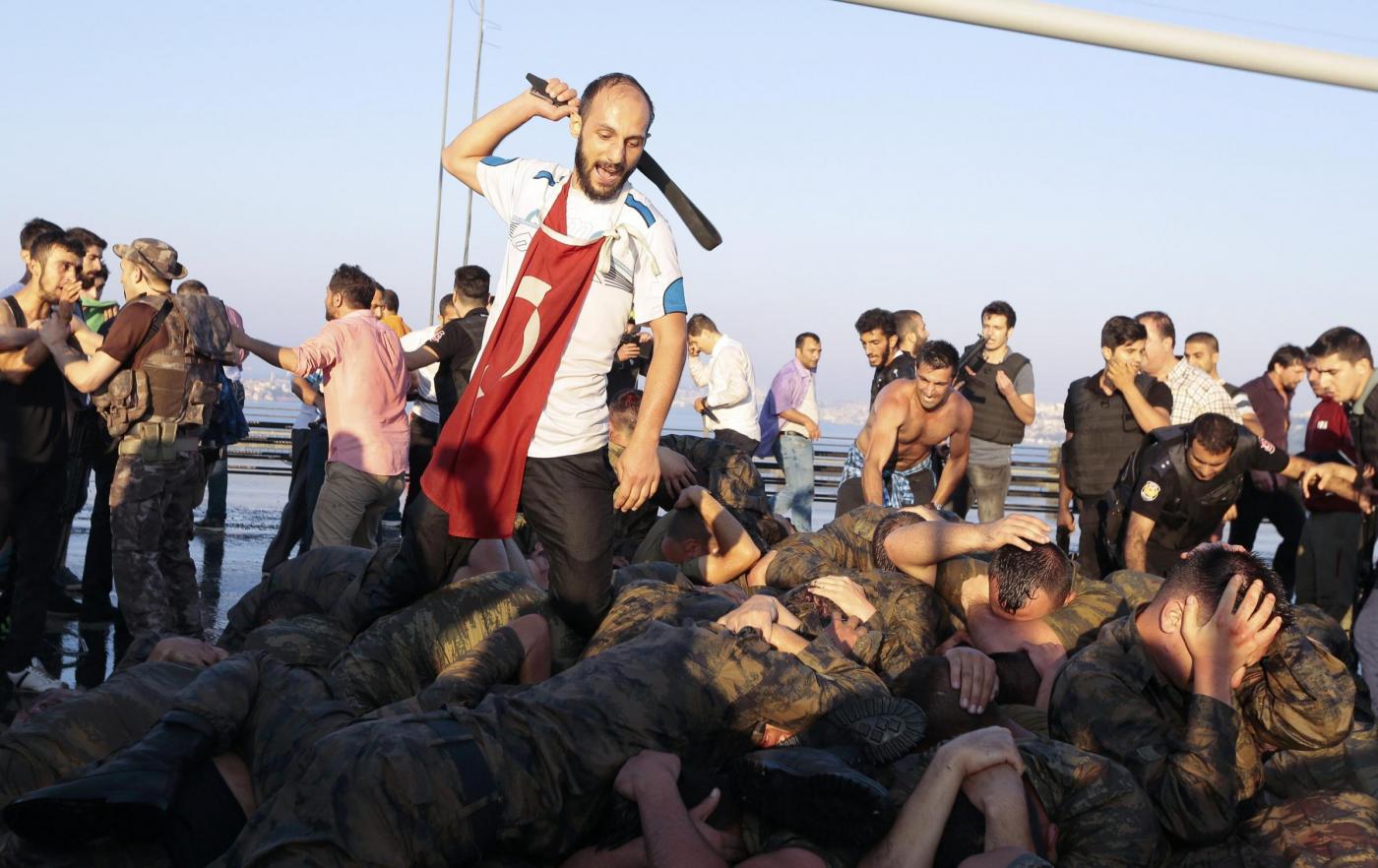 Surrendered Turkish soldiers who were involved in the coup are beaten by a civilian on Bosphorus bridge in Istanbul, Turkey, July 16, 2016.     REUTERS/Stringer EDITORIAL USE ONLY. NO RESALES. NO ARCHIVES.